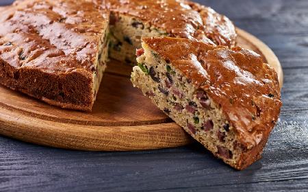 Wytrawne ciasto z warzywami: przepis na placek pizza