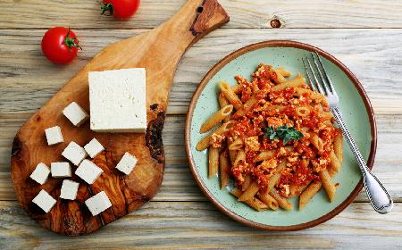 Makaron z czerwonym pesto i tofu z menu beszamel