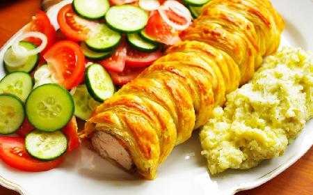 Schab zapiekany w cieście francuskim na rodzinny obiad