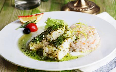 Dorsz z pesto: przepis na danie rybne z nutką lata