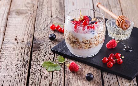 Musli z porzeczkami i malinami - przepis na śniadanie ze świeżych owoców