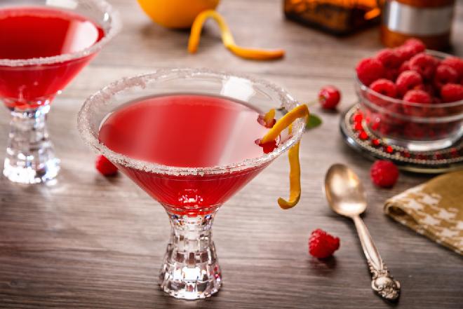 Koktajl cosmopolitan: przepis na ulubiony drink Carrie Bradshaw