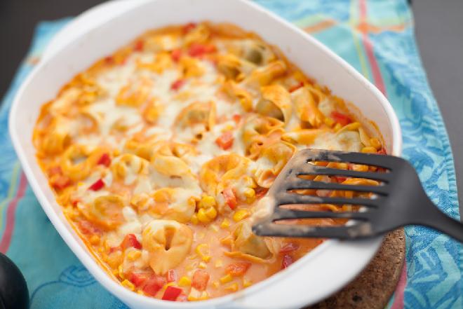 Tortellini zapiekane w sosie z warzywami: przepis na łatwą zapiekankę