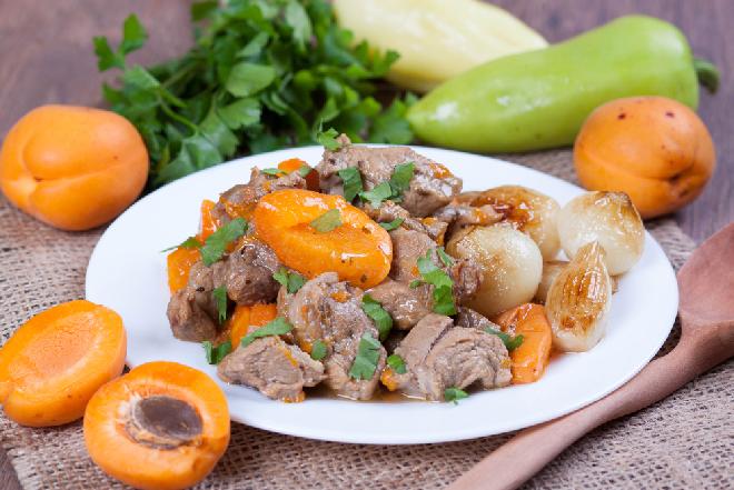 Polędwica wieprzowa w morelach z menu beszamel
