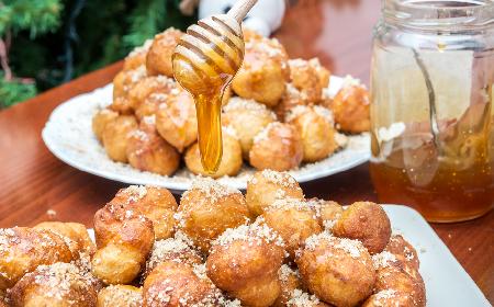 Loukoumades, czyli greckie pączki skąpane w miodzie