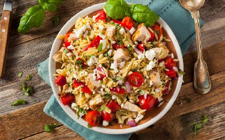 Sałatka z makaronu orzo z kurczakiem i pomidorkami