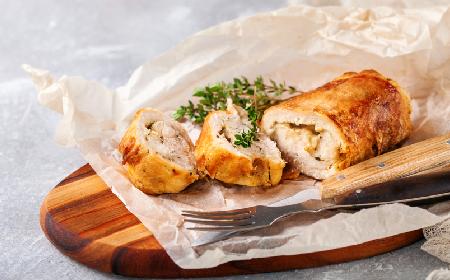 Delikatna pierś kurczaka z brzoskwiniami i serem brie