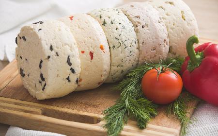 Domowa bryndza: przepis jak z 2 l mleka krowiego otrzymać 1 kg sera?