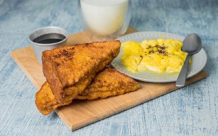 Smażone rożki chlebowe z mozzarellą i bazylią