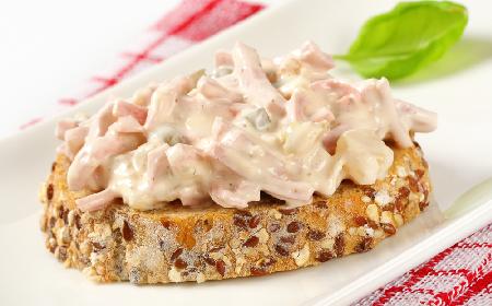 Pasta z żółtego sera z mortadelą - pyszne smarowidło kanapkowe z resztek