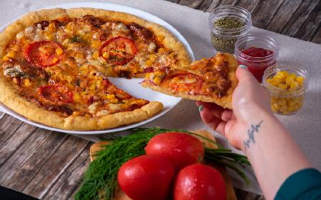 Orkiszowa pizza na cieście typu graham - bez mleka, jaj i pszenicy modyfikowanej
