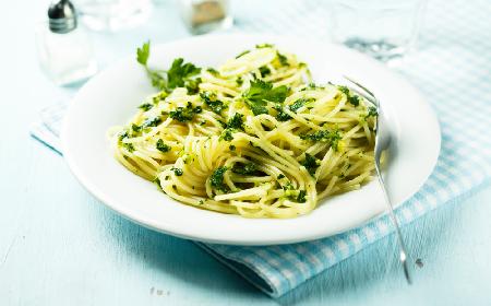 Makaron z pesto pietruszkowym: przepis na szybkie danie