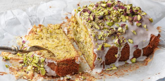 Ciasto pistacjowe z lukrem i zielonymi pistacjami: łatwy przepis na pyszną babkę