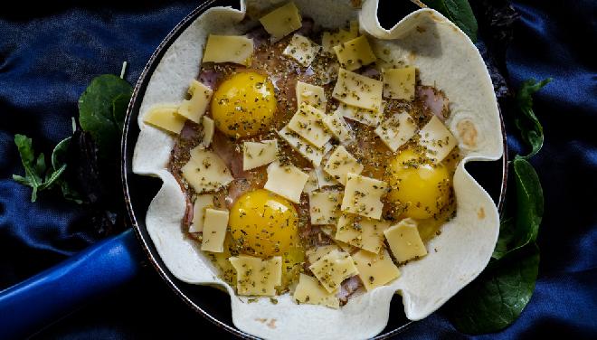 Tortilla z jajkiem i serem na śniadanie: pyszny przepis na ucztę z 3 składników