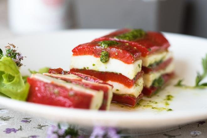 Tort paprykowy z kozim twarogiem - przepis na wytrawny tort