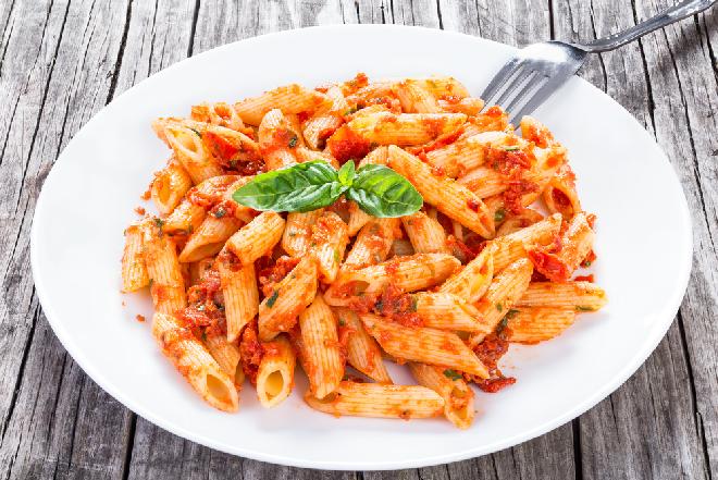 Przepyszny makaron z pomidorowym pesto: jak zrobić sos z suszonych pomidorów
