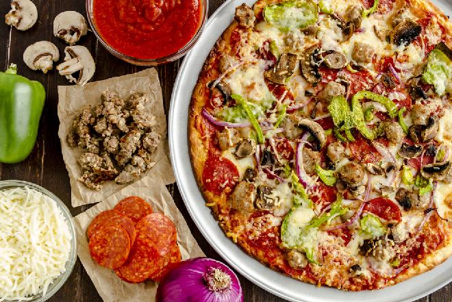 Chrupiąca i cienka pizza bez drożdży i proszku do pieczenia: łatwe ciasto z mąki, jajek i mleka