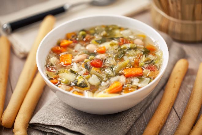 Minestrone z młodą kapustą - pyszna zupa z młodych warzyw