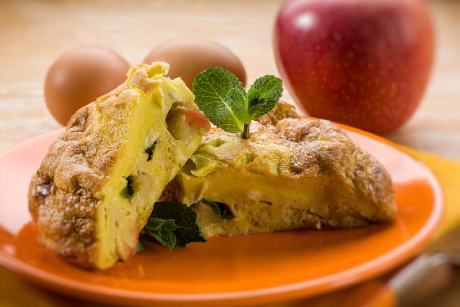 Pieczony omlet szarlotkowy - przepis na oryginalny omlet z jabłkami