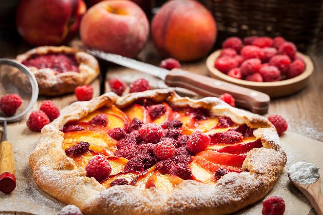 Tarta brzoskwiniowo-malinowa: przepis na ciasto z owocami