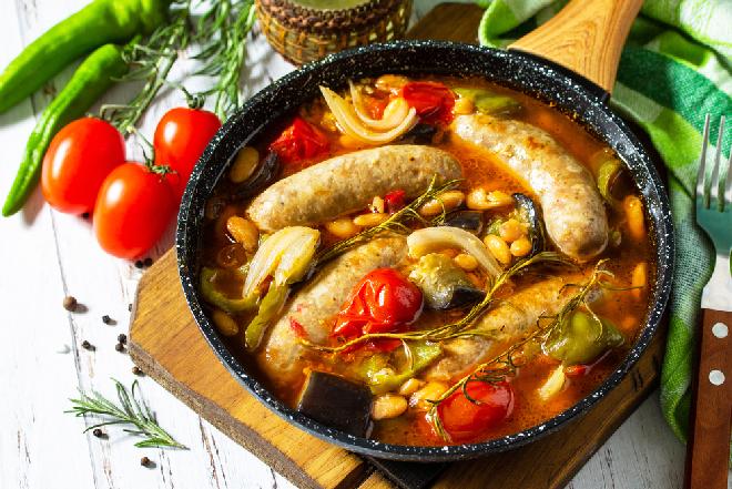 Biała kiełbasa duszona z warzywami: dziecinnie proste, obłędnie pyszne