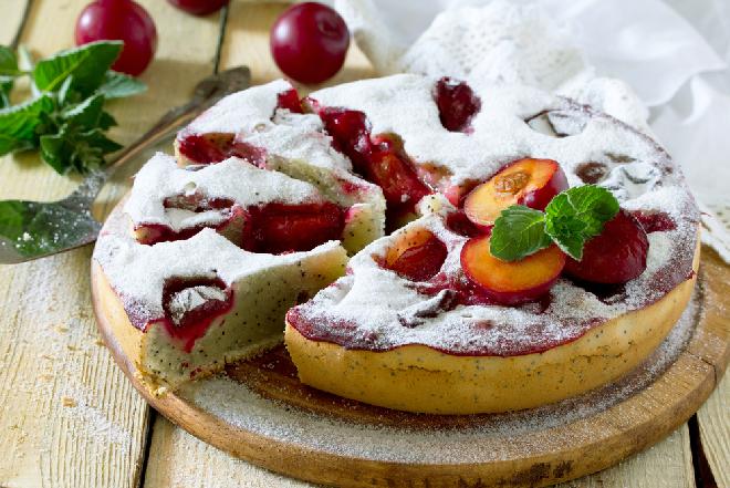 Makowy placek ze śliwkami: łatwy przepis na pyszne ciasto domowe