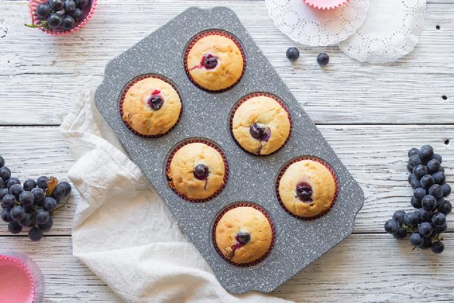 Kukurydziane muffiny z winogronami: przepis na bezglutenowe babeczki z owocami