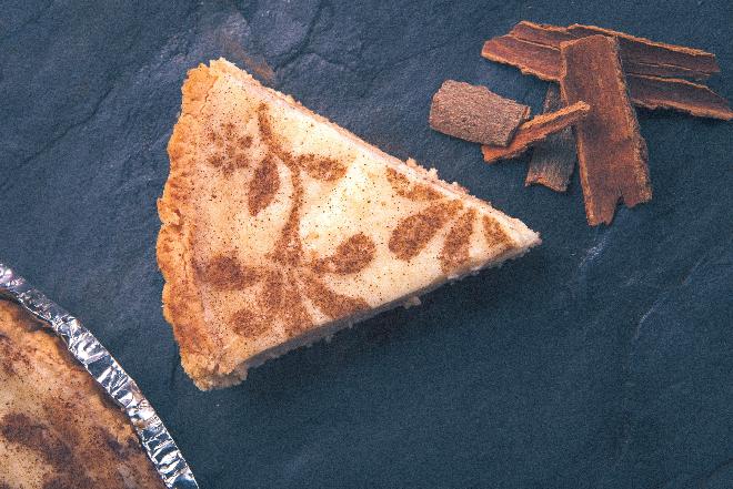 Tarta mleczna z cynamonem: przepis na kruchy placek z budyniem