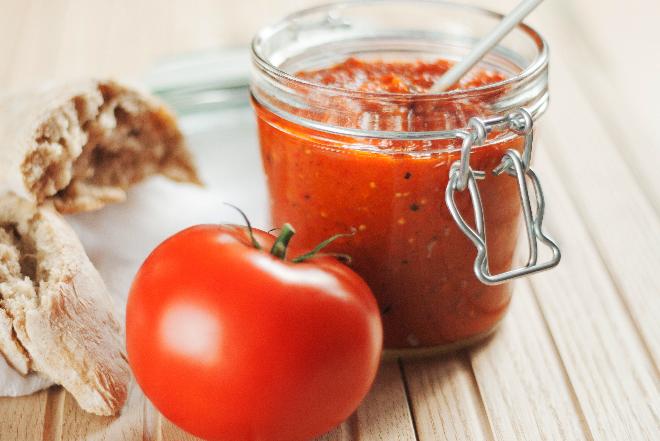Chutney z pomidorów i moreli: do mięs i przekąsek